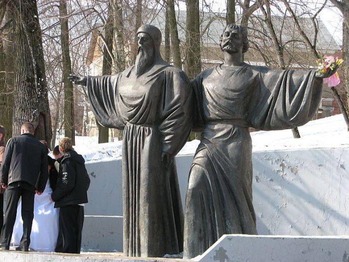 Памятник основателям Череповца Афанасию и Феодосию 